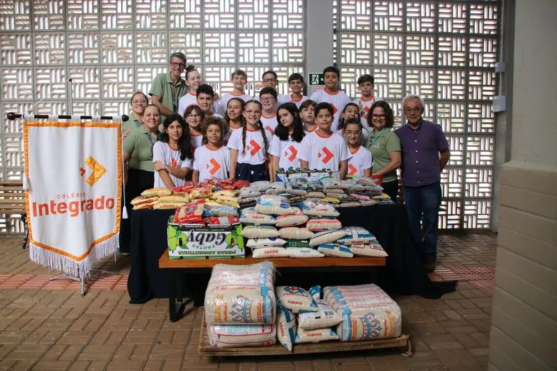 Colégio Integrado arrecada duas toneladas de alimentos para instituições de Campo Mourão Colégio Integrado arrecada duas toneladas de alimentos para instituições de Campo Mourão